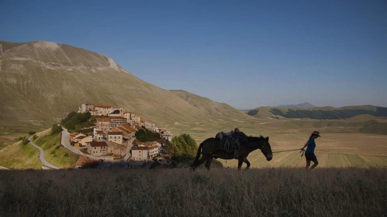 Вілла Castello Di Pupaggi Sellano Екстер'єр фото